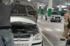 Incendio en el aparcamiento del Mercadona de Oleiros