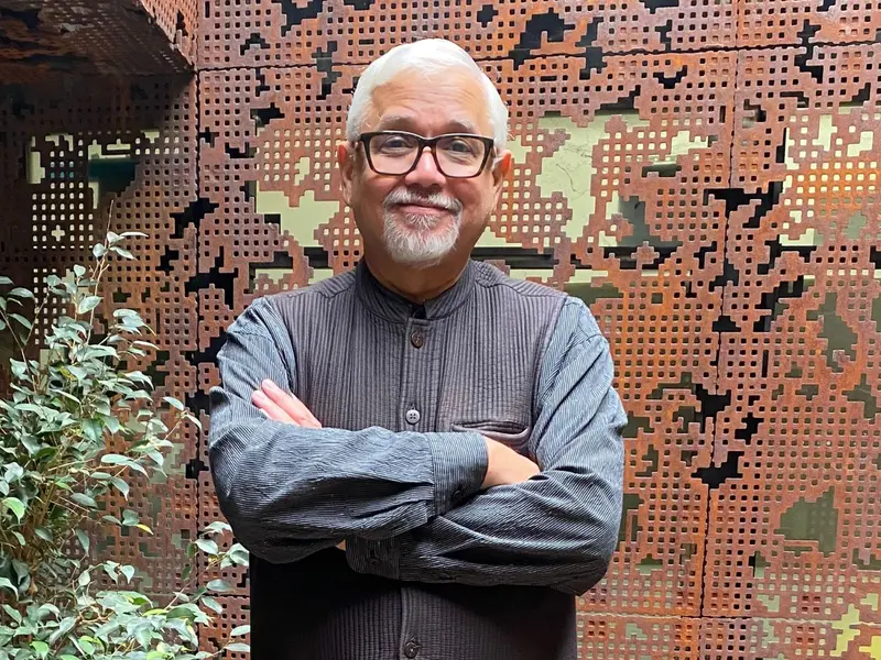 Amitav Ghosh critica la inacción ante la crisis planetaria en entrevista