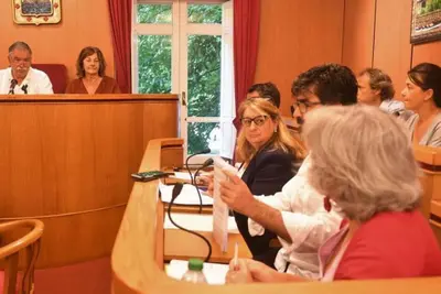 El PSOE triunfa en la disputa por las dietas de concejales en Oleiros