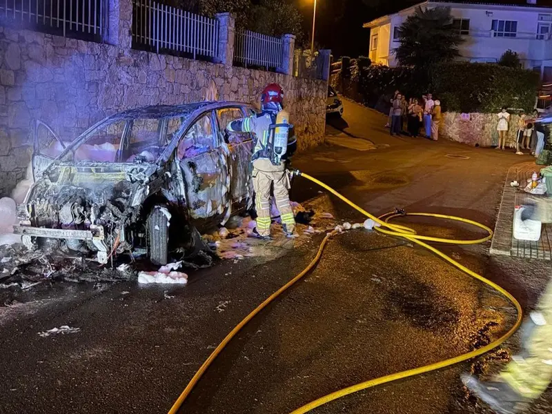 Bomberos de Oleiros apagan un incendio que consumió un coche eléctrico en Bastiagueiro
