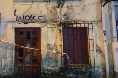 Bomberos extinguieron un incendio en una vivienda deshabitada en Perillo