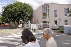 Limpiadoras de colegios en Oleiros denuncian meses sin cobrar