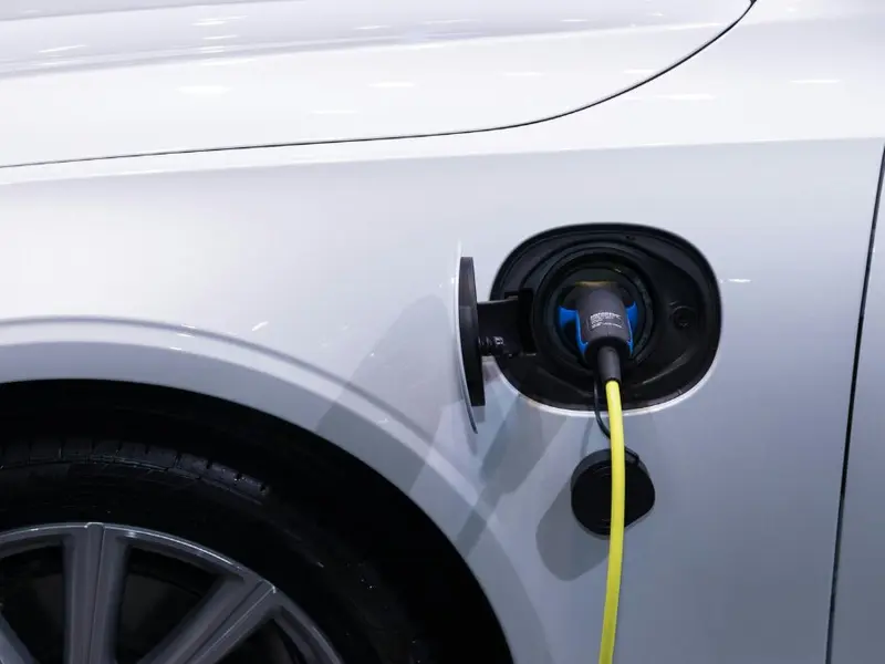 Los coches híbridos dominan el mercado español frente a los eléctricos en 2026