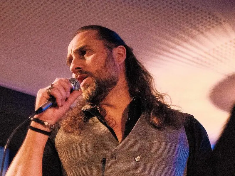 El policía local de Oleiros que canta en una banda de rock