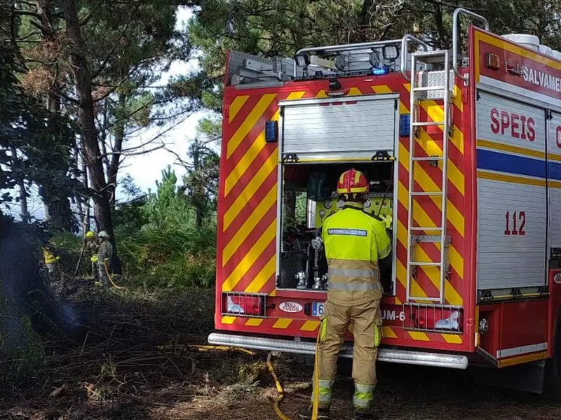 Incendio cerca del puerto de Dexo moviliza a Emergencias en Oleiros