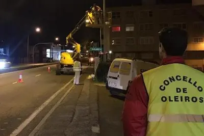 Oleiros implementa un plan para la reposición inmediata de farolas dañadas