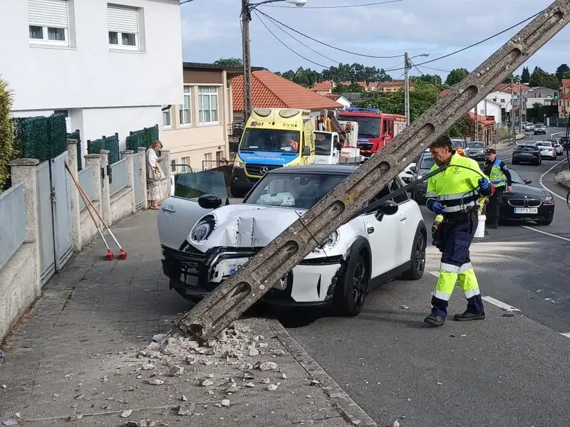 Accidente en Oleiros provoca cortes de luz y tráfico en la AC-12