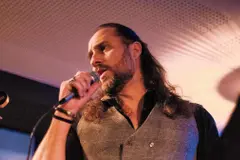 El policía local de Oleiros que canta en una banda de rock