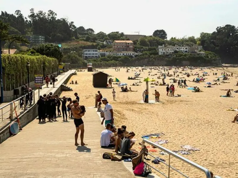 Bastiagueiro y Santa Cruz: playas de Oleiros con realidades muy diferentes