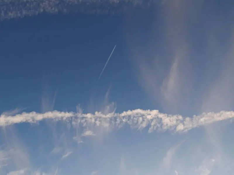 Estelas de aviones contribuyen al cambio climático: modificar rutas podría ser la solución