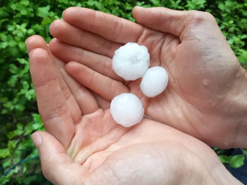 Intensa granizada causa problemas de alumbrado en Oleiros y A Coruña