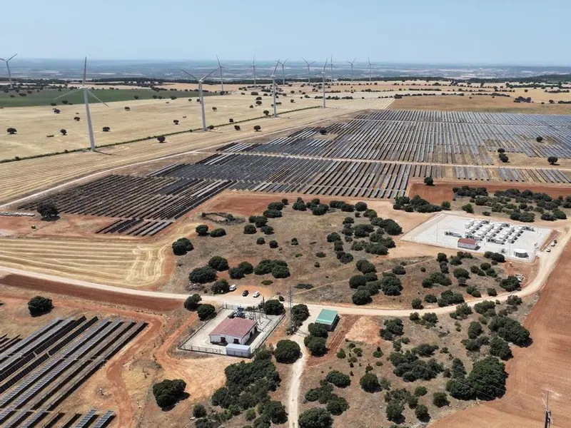 Inaugurada la primera 'megaplanta' verde en España con energía eólica, solar y baterías
