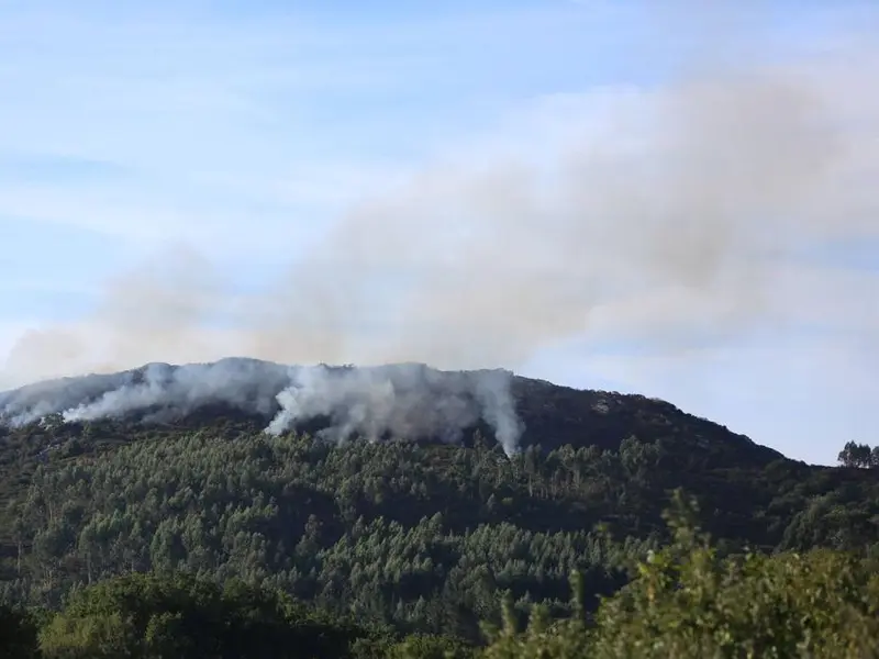 Incendio forestal activo en Oleiros arrasa más de 20 hectáreas