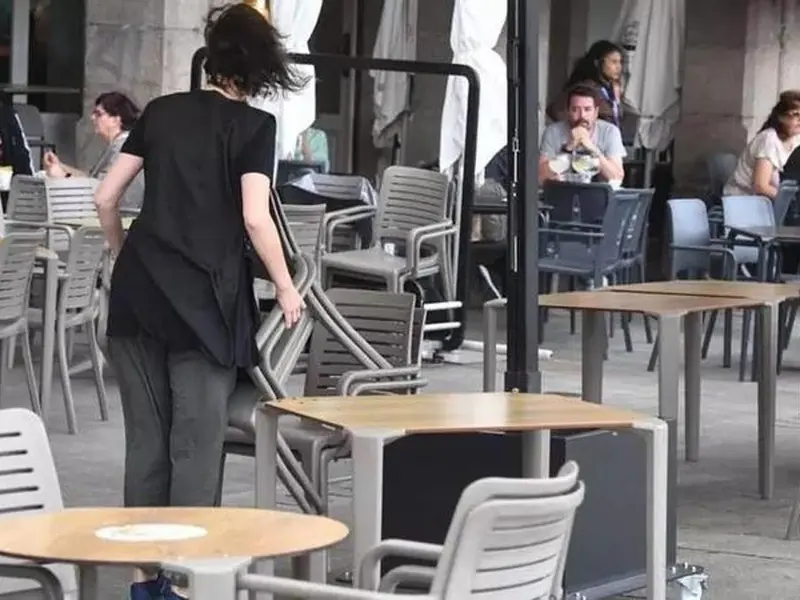 Sentencia niega baja laboral a hostelera de Oleiros tras desmayo en su local