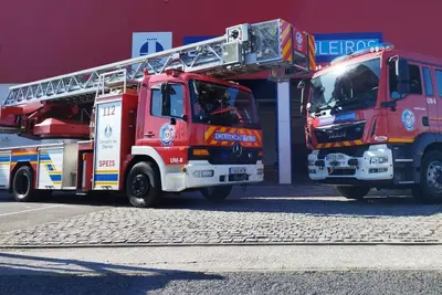 Incendio en una vivienda de Oleiros con explosivos: un herido