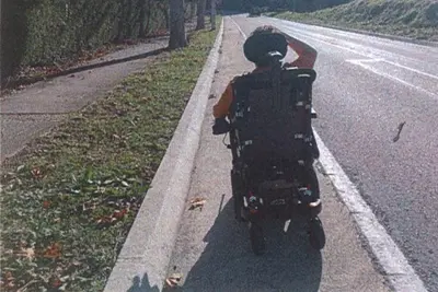 Los vecinos indignados por abandono de la avenida Isaac Díaz Pardo en Oleiros