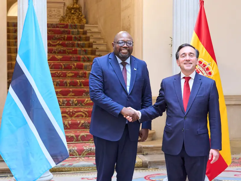 España y Botsuana colaboran en energías renovables e infraestructura