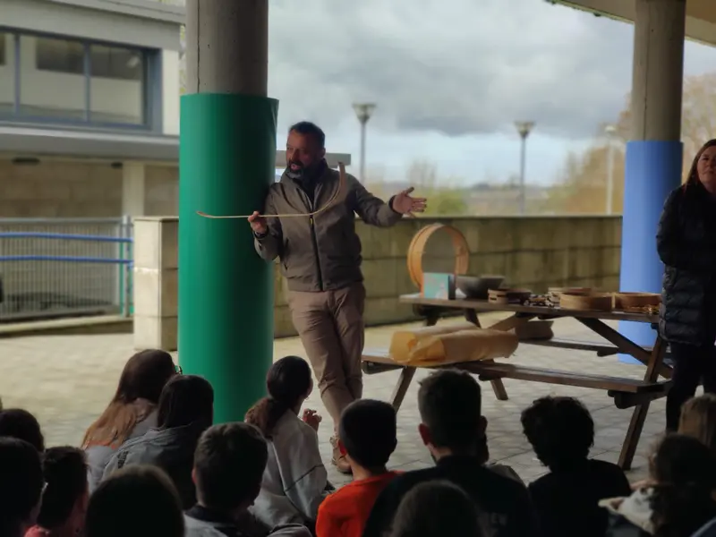 Artesanía na Escola llega al CEIP Juana de Vega en Oleiros