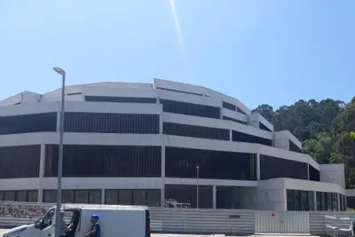 La renuncia del director retrasa nuevamente la apertura del multiusos de Bastiagueiro