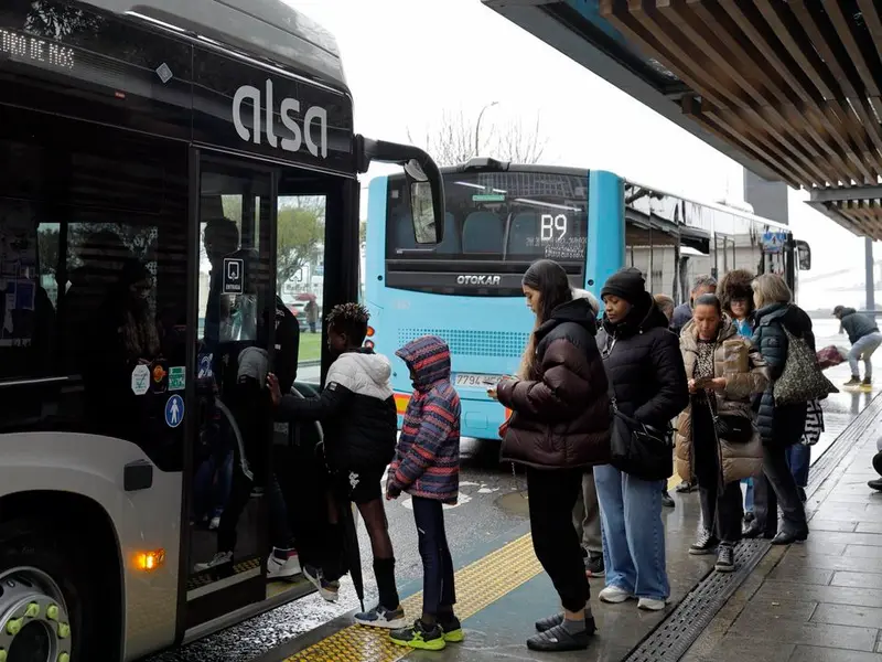 Oleiros pide mejoras en el transporte metropolitano en reunión con la Xunta