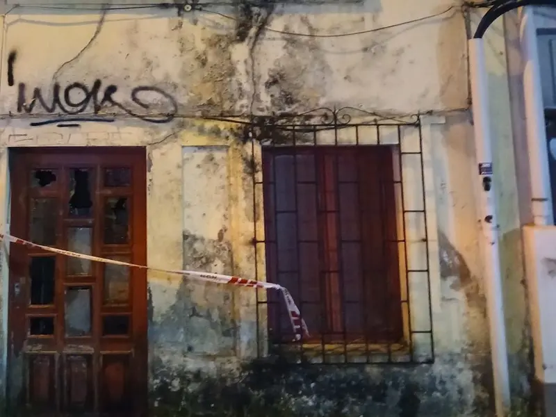 Bomberos extinguieron un incendio en una vivienda deshabitada en Perillo