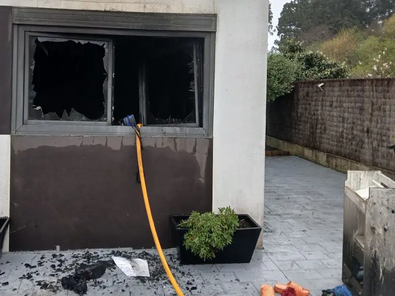 Incendio en vivienda de Oleiros deja a una menor herida y evacuada al hospital