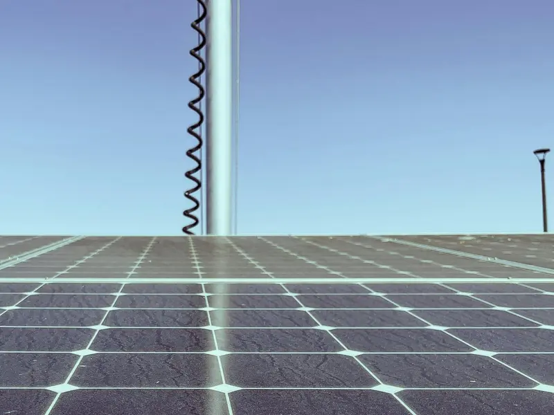 Las energías renovables mejoran la estabilidad y reducen costos del sistema eléctrico en España