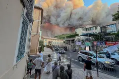 Más de 325.000 evacuados por incendios forestales en Francia y España
