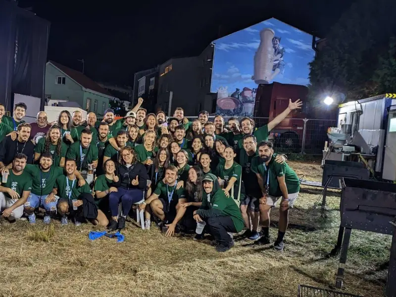 Las fiestas de Santa Cruz en Oleiros comienzan con un emotivo adiós a la comisión organizadora
